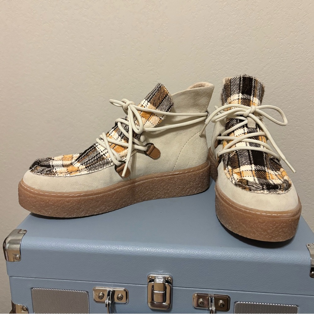 NWOT Hush Puppies Brown Plaid Booties